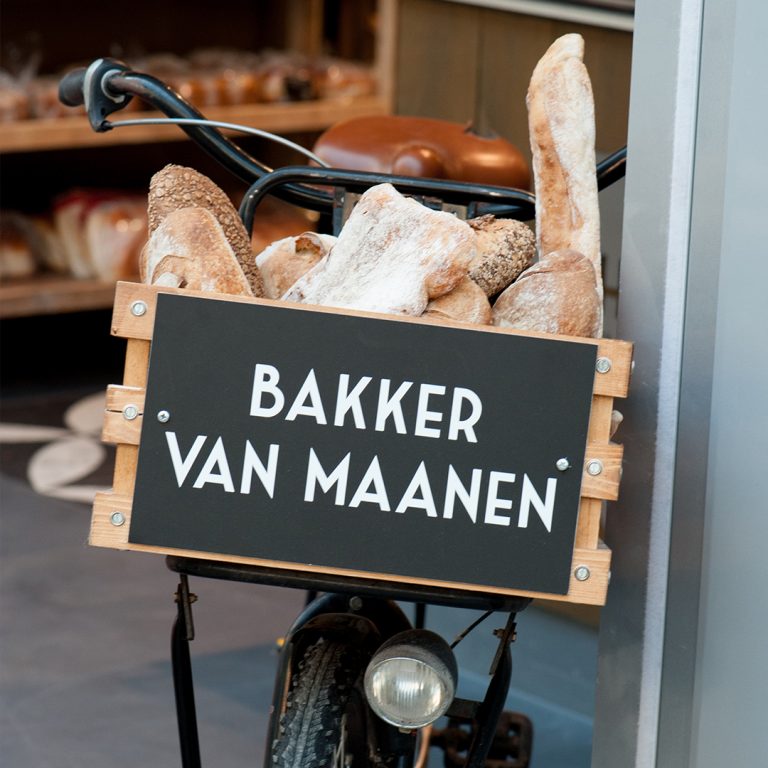 fiets met spelt broden in de mand