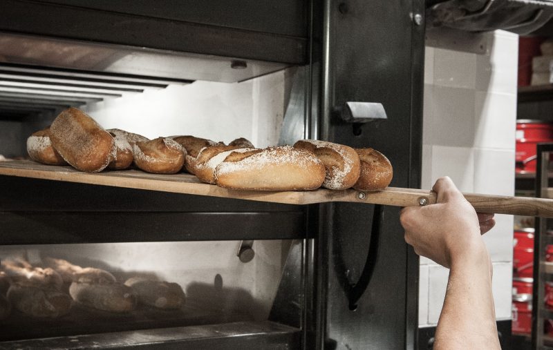 Broodjes in oven plaatsen