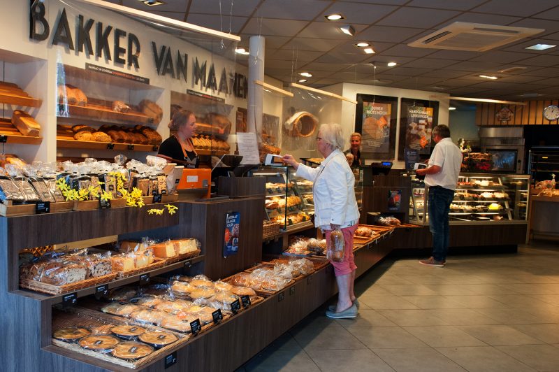 Winkel met toonbank en klanten